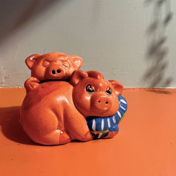 Nesting Snuggling Sleepy Pigs Salt And Pepper Shakers | Vintage Hand Painted - Picture 1 of 15